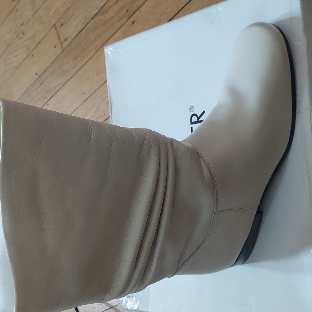 Liz Baker 8 1/2 winter white boots